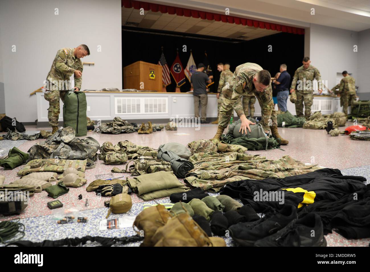 Les concurrents du concours national des meilleurs guerriers 2022 de l'ARNG organisent leur équipement sur le site de formation des bénévoles à Smyrna, Tennessee, 22 juillet 2022. Dans cette compétition, les meilleurs gardes de sept régions testeront leurs limites physiques et mentales alors qu'ils s'affronteront pour représenter l'ARNG au concours All Army Best Squad. Banque D'Images