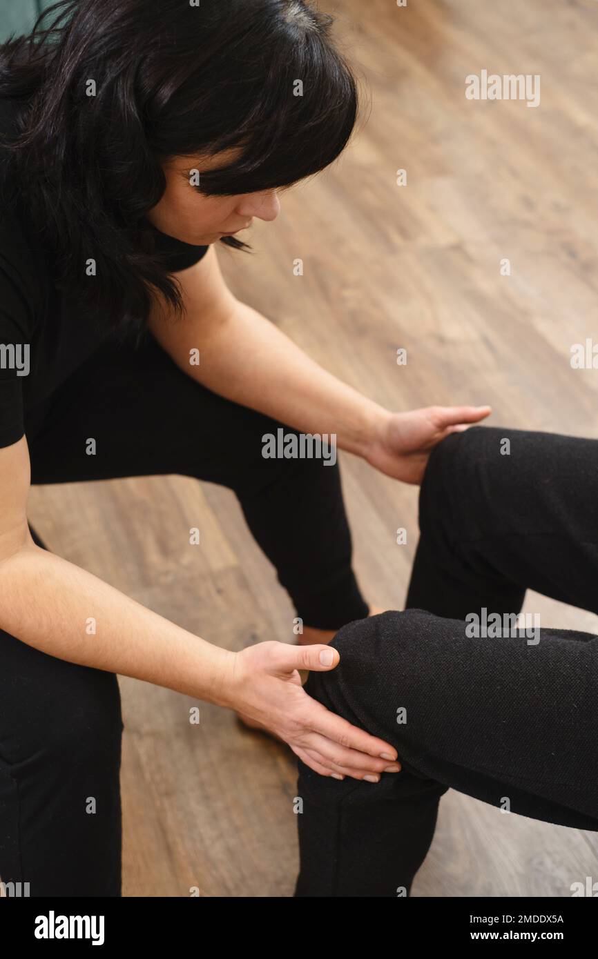 Thérapie du genou. Patient à la physiothérapie faisant des exercices physiques avec son thérapeute. centre de réadaptation. Traitement alternatif ostéopathe Banque D'Images