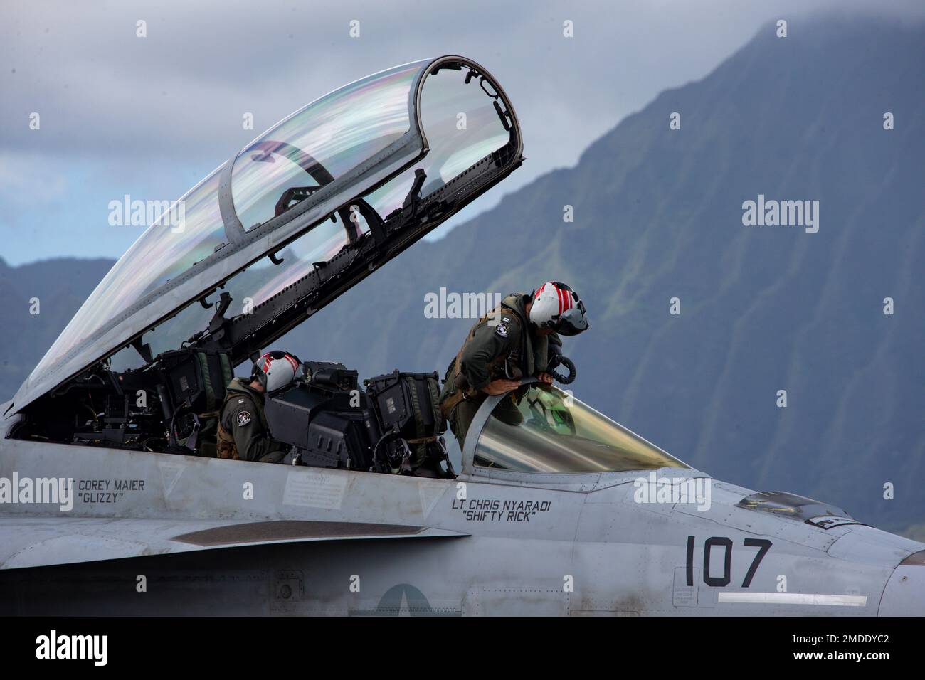 BASE DU CORPS MARITIME HAWAII (22 juillet 2022) Corey Maier (à gauche) et Chris Nyaradi, affecté au Strike Fighter Squadron 41 (VFA-41), grimpent dans un F/A-18F Super Hornet pour un exercice de naufrage (SINKEX) au bord du Pacifique (RIMPAC 2022). Les forces militaires de RIMPAC ont tiré et coulé l'ex-USS Denver (LPD 9), 22 juillet, pendant un SINKEX pour acquérir une maîtrise en tactique, en ciblant et en tirant en direct contre une cible de surface en mer. Les récipients SINKEX sont soumis à un processus de nettoyage certifié, y compris l'élimination de tous les matériaux dangereux pour l'environnement, y compris les déchets, les matériaux flottants, Banque D'Images