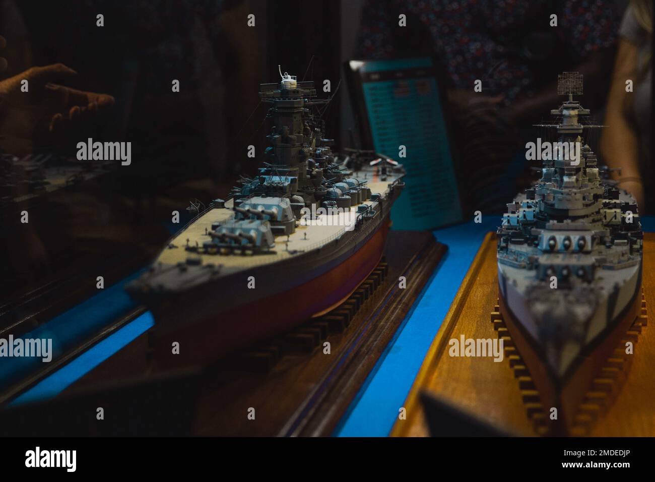 Un modèle de l'USS Iowa est exposé à côté d'un modèle du cuirassé japonais le Yamato au musée de l'USS Iowa dans le port de Los Angeles, San Pedro, Californie, 22 juillet 2022. L'USS Iowa a commencé à servir pendant la Seconde Guerre mondiale et a été utilisé périodiquement jusqu'en 1989, quand il a été mis hors service après la Guerre froide. Depuis 2011, il est un musée actif et a reçu plusieurs prix pour son information et son exactitude historique. Banque D'Images