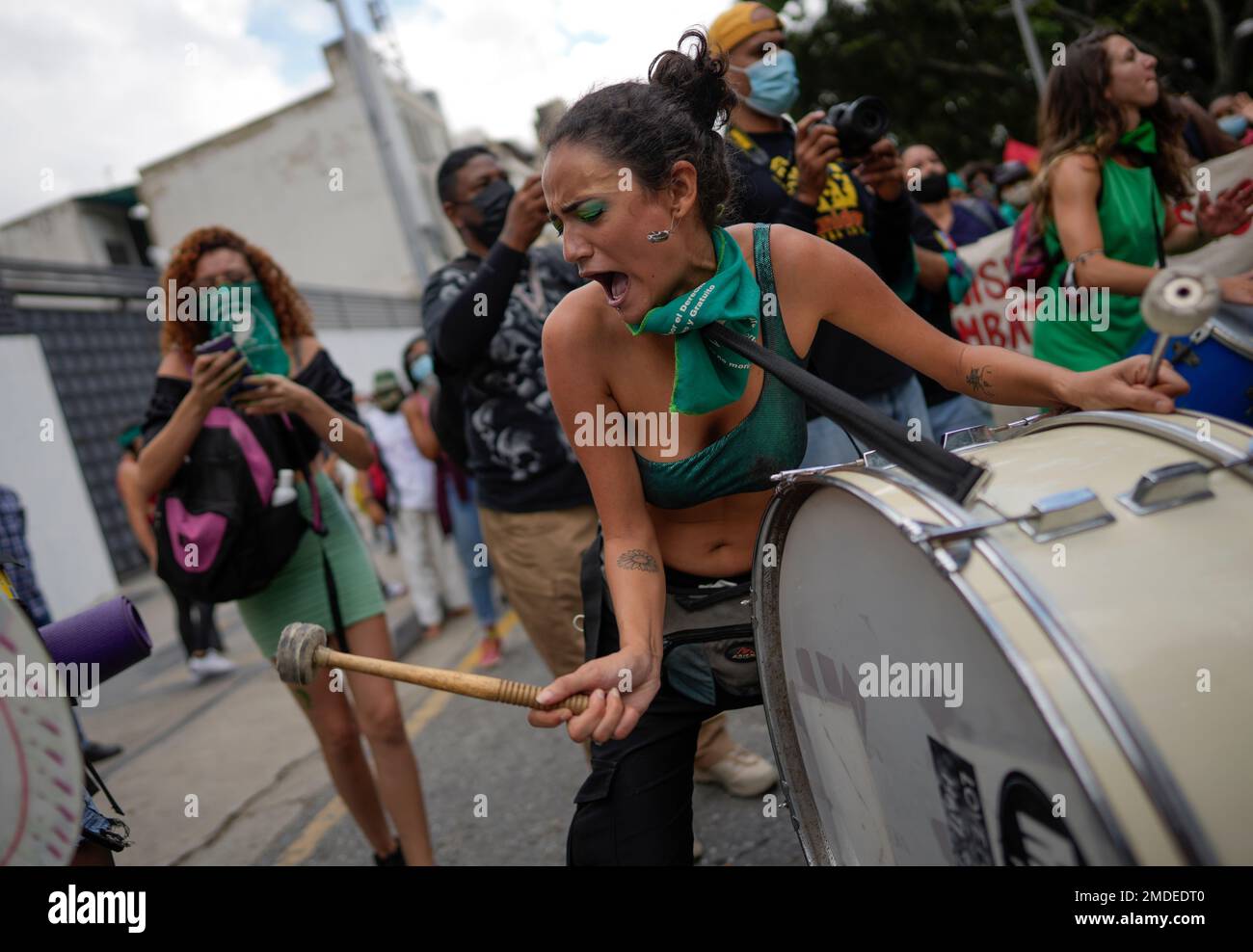 A woman plays the drum during the Global Day of Action for access to legal, safe and free abortion, at a square in Caracas, Venezuela, Tuesday, Sept. 28, 2021. (AP Photo/Ariana Cubillos) Banque D'Images