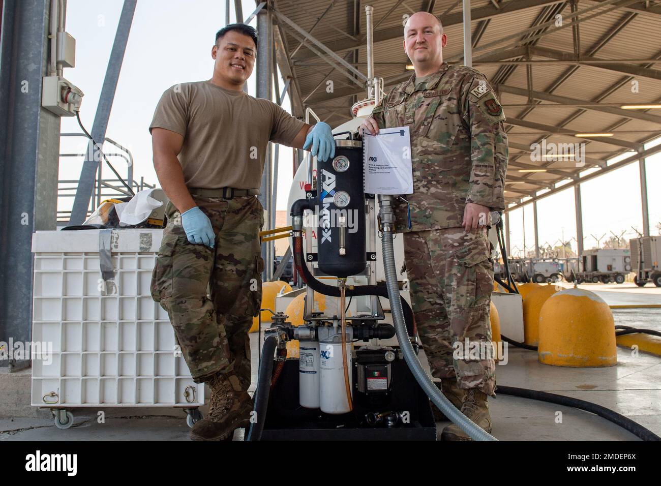 ÉTATS-UNIS Tech. De la Force aérienne Le Sgt Thai MacLeod, chef de section de l'équipement aérospatial au sol (AGE) du 31st Escadron de maintenance, à droite, et le premier Airman Shane Villegas, compagnon de 31st ans du MXS, à gauche, posent pour une photo avec le POLISSEUR DE combustible AGE à la base aérienne d'Aviano, en Italie, au 22 juillet 2022. L'équipe D'ÂGE a payé pour leur premier et actuellement seulement polisseur de carburant avec des fonds d'innovation et il a économisé assez d'argent pour se payer pour les 12 premières utilisations. Banque D'Images