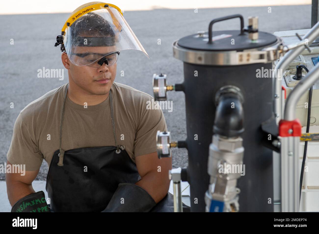 ÉTATS-UNIS Shane Villegas, Premier Airman de la Force aérienne, compagnon du 31st Escadron de maintenance, équipement aérospatial au sol (AGE), inspecte le POLISSEUR DE combustible AGE à la base aérienne d'Aviano, en Italie, au 22 juillet 2022. Le filtre à carburant nettoie le carburant en filtrant les contaminants afin que l'équipe D'ÂGE puisse réutiliser le carburant en toute sécurité, ce qui permet à la Force aérienne de gagner du temps et de l'argent. Banque D'Images