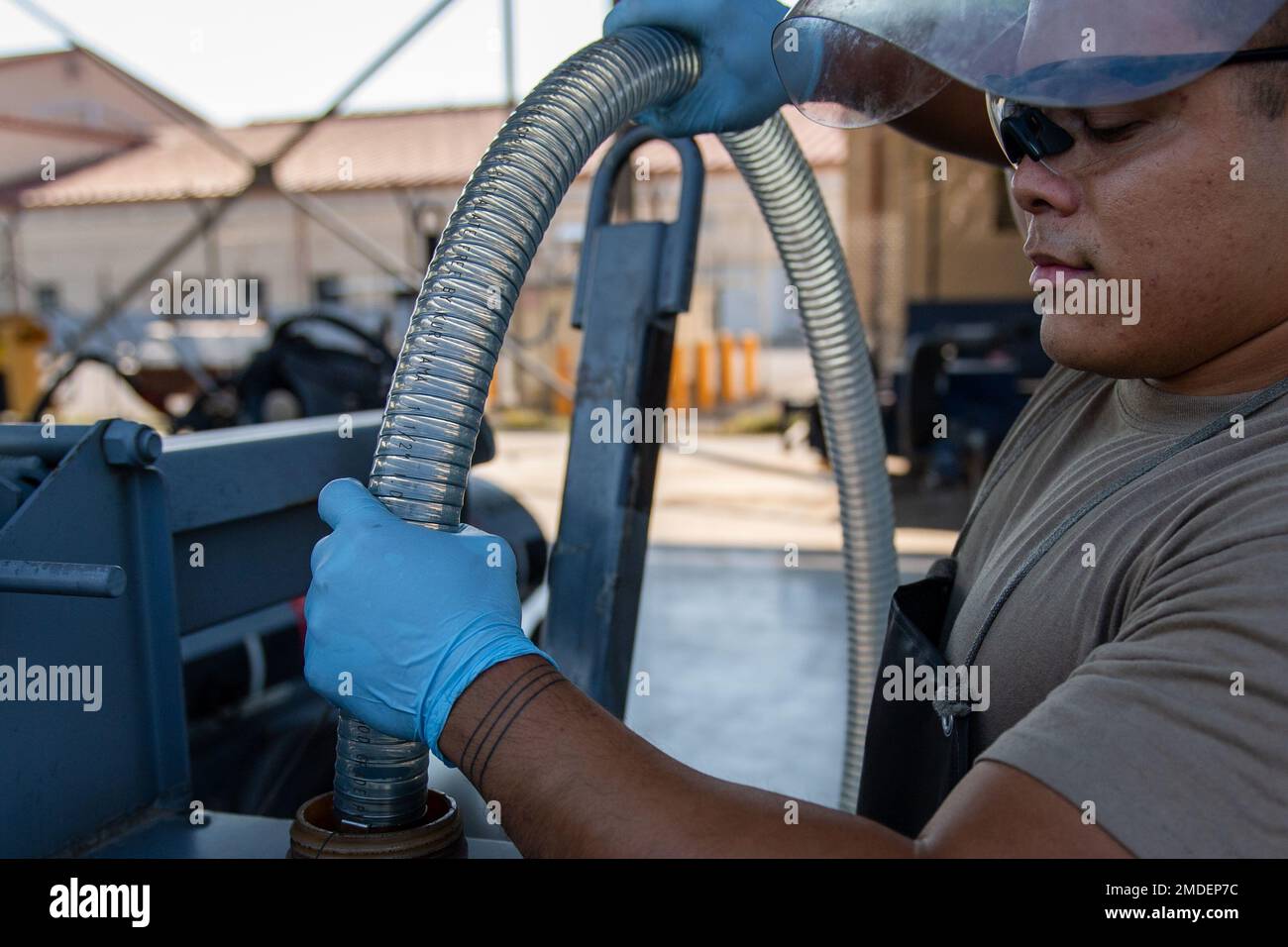 ÉTATS-UNIS L'aviateur principal de la Force aérienne Shane Villegas, compagnon d'équipement aérospatial au sol (AGE) du 31st Escadron de maintenance, fixe un flexible de pompe à un camion à combustible pour le raccorder au polisseur À combustible AGE de la base aérienne d'Aviano, en Italie, au 22 juillet 2022. Le carburant extrait est pompé à travers le POLISSEUR DE carburant AGE pour le nettoyer des contaminants, ce qui lui permet d'être réutilisé. Banque D'Images