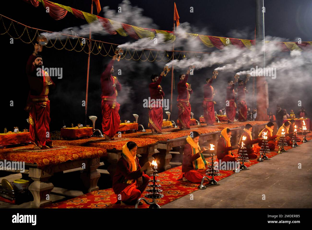 Varanasi, Inde. 22nd janvier 2023. Les prêtres hindous effectuent des prières 'Morning Aarati' à Assi Ghat, pendant le Ganga Aarti, un rituel hindou traditionnel et ancien honorant le fleuve Ganges qui se tient sur les rives du fleuve. Crédit : SOPA Images Limited/Alamy Live News Banque D'Images