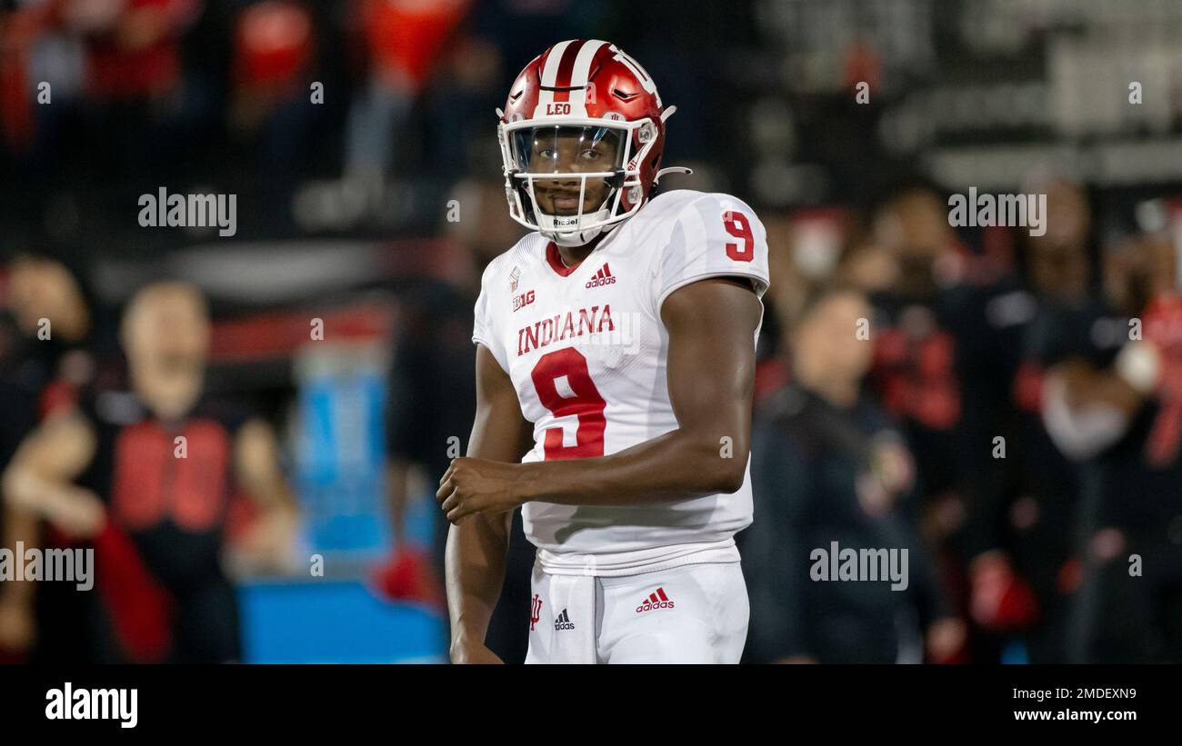 Indiana University quarterback Michael Penix Jr. looks for a signal from the sidelines during an NCAA football game against Western Kentucky University on Saturday, Sept. 25, 2021, in Bowling Green, KY. Penix threw for 373 yards for the game and IU beat WKU 33-31. (AP Photo/James Kenney) Banque D'Images