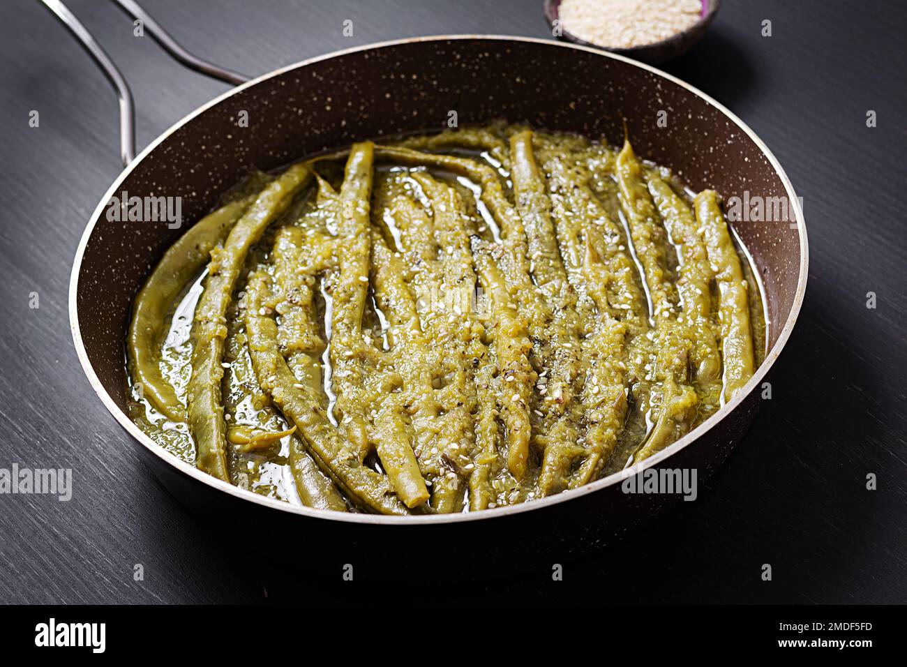 Haricots verts cuits à l'huile d'olive . Plats végétariens et végétaliens. Cuisine turque. Cuisine traditionnelle de Fasulye. Banque D'Images