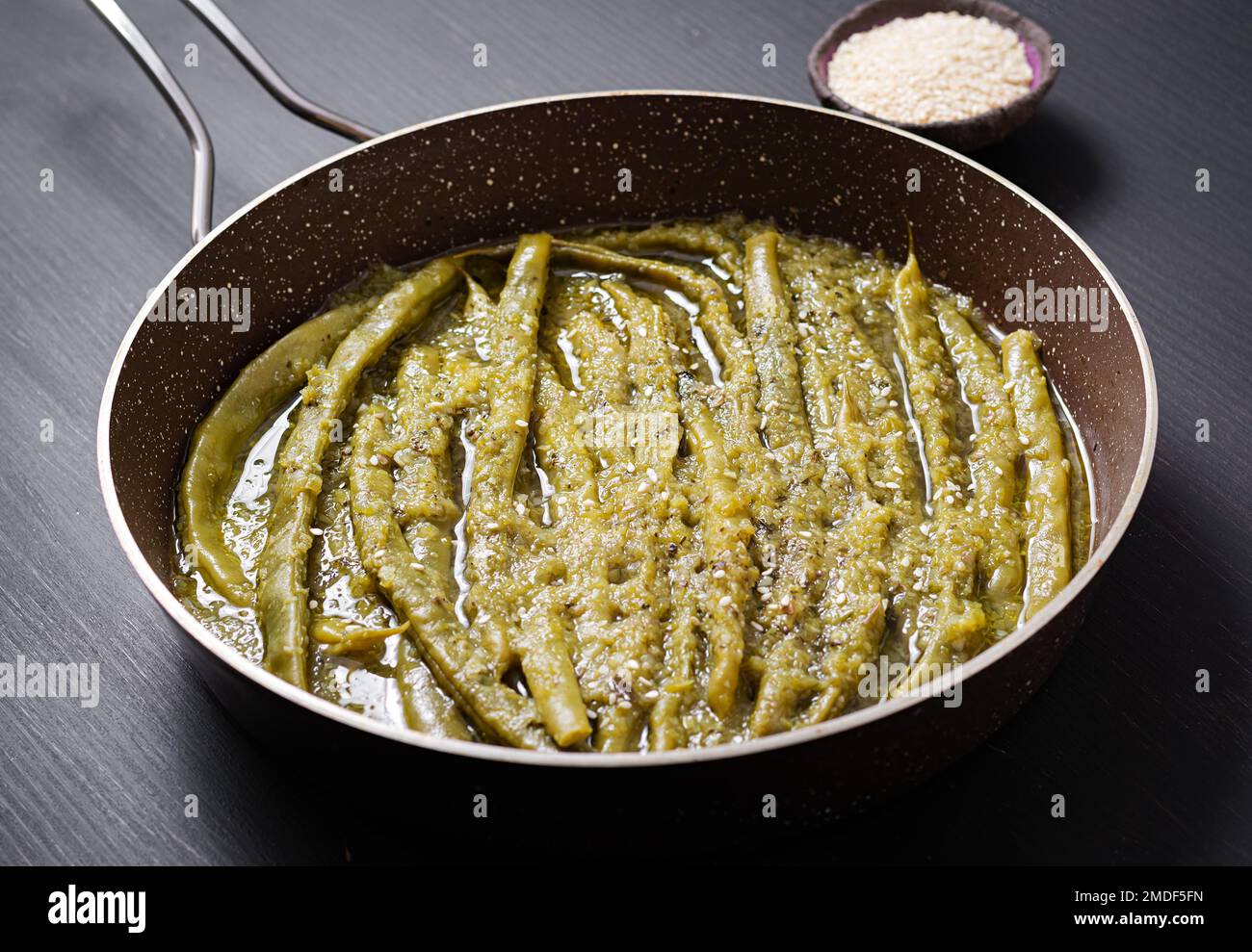 Haricots verts cuits à l'huile d'olive . Plats végétariens et végétaliens. Cuisine turque. Cuisine traditionnelle de Fasulye. Banque D'Images