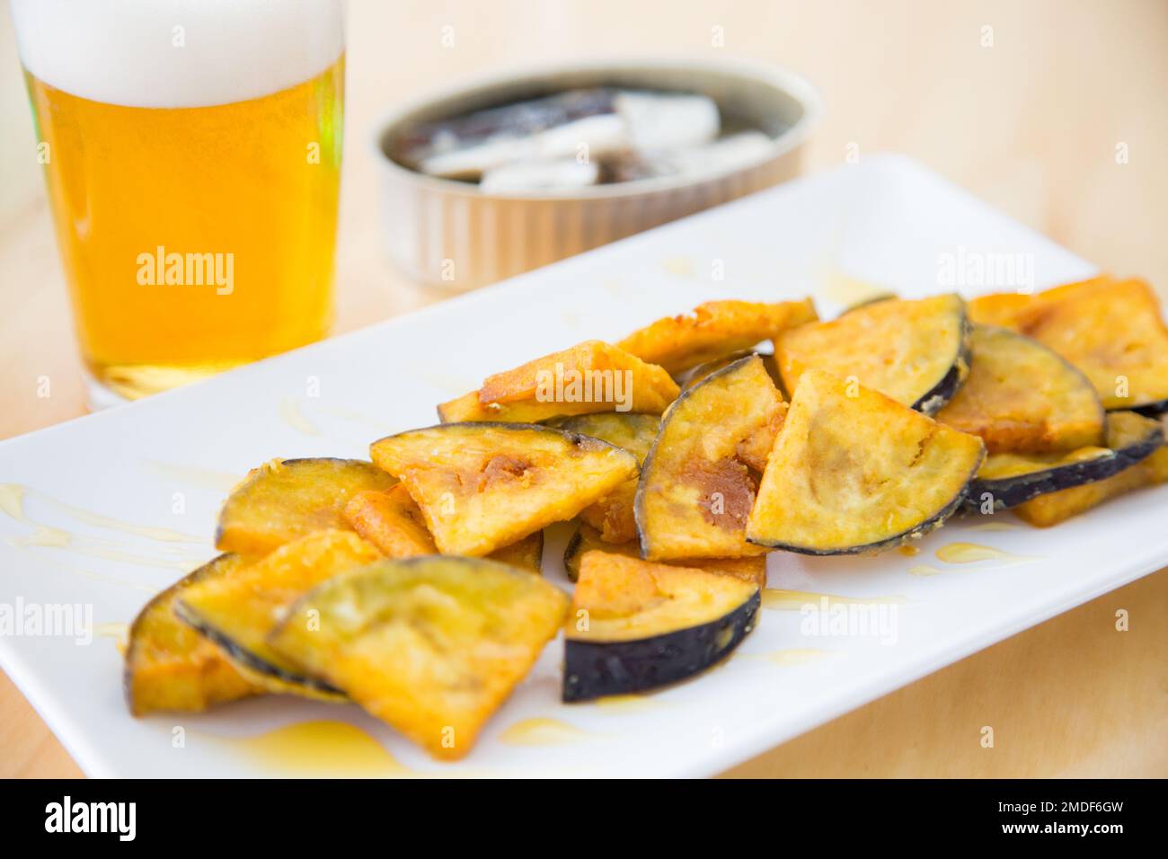 Aubergine frite avec du miel et une bière Banque D'Images