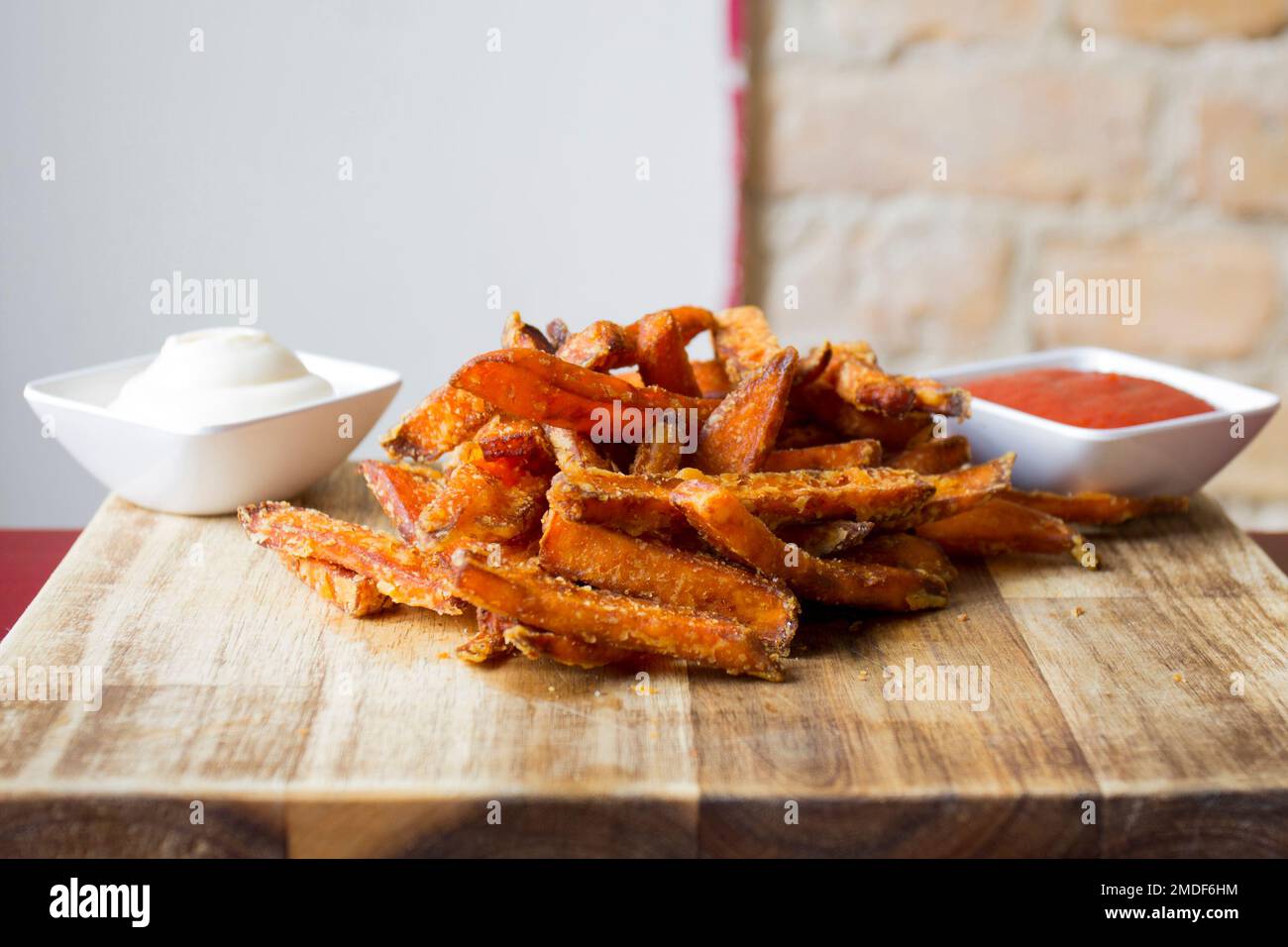 Croustilles sucrées avec de la mayonnaise et du ketchup. Banque D'Images