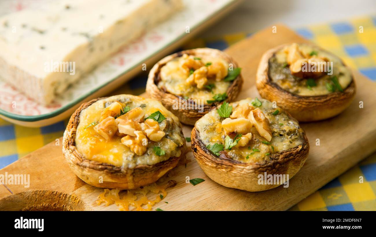 Champignons farcis avec riz et œuf de caille frit. Tapa espagnol traditionnel. Banque D'Images