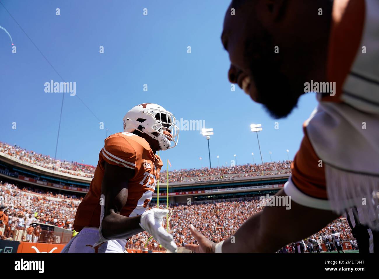 Texas wide receiver Xavier Worthy (8) is congratulated by a cheerleader after his touchdown against Texas Tech during the second half of an NCAA college football game on Saturday, Sept. 25, 2021, in Austin, Texas. (AP Photo/Chuck Burton) Banque D'Images