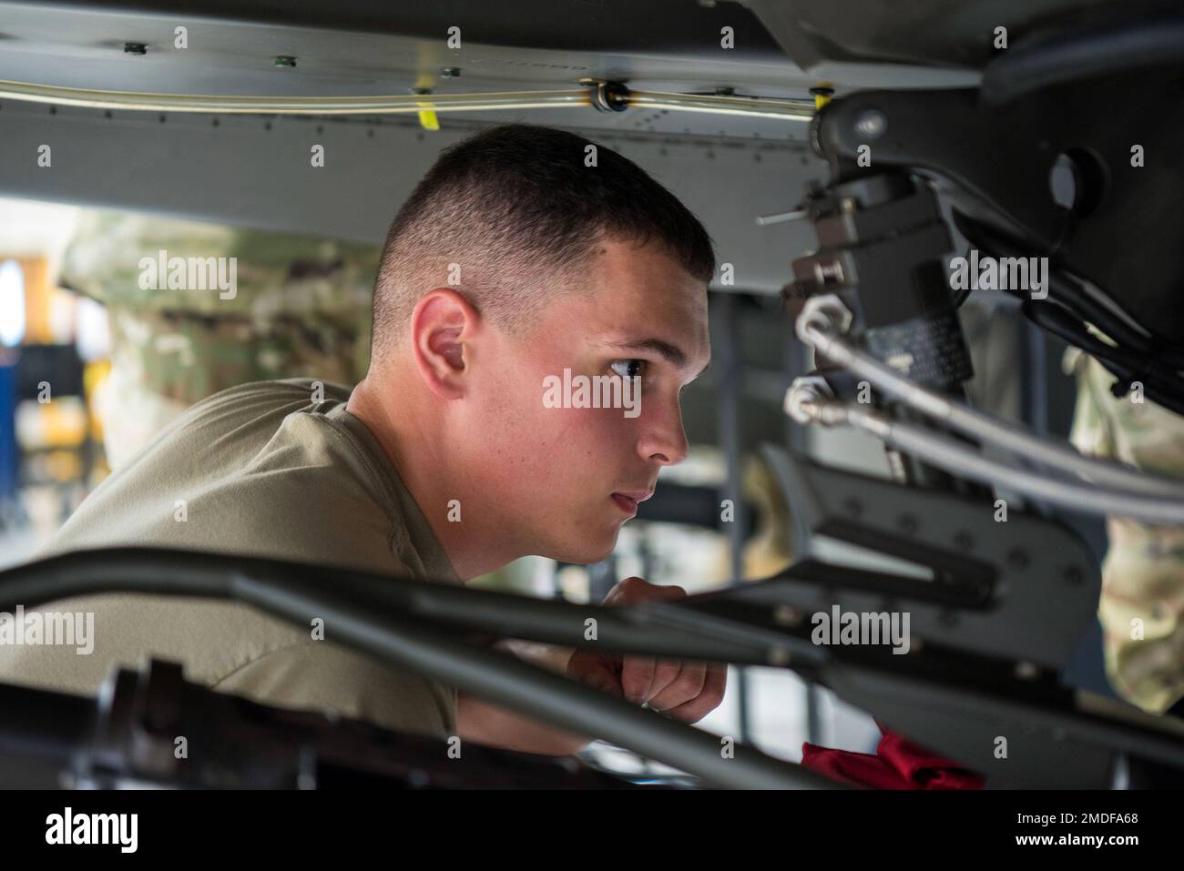 ÉTATS-UNIS Le PFC de l'armée Brady Peckinpaugh, étudiant à la brigade de l'aviation de 128th, pratique l'entretien de routine sur une tourelle d'arme d'un hélicoptère d'attaque Apache AH-64 de Boeing lors d'une leçon d'entraînement pratique à la base conjointe Langley-Eustis, en Virginie, au 22 juillet 2022. L'école de 24 semaines fournit une formation initiale dans la spécialité militaire PROFESSIONNELLE DE 15y, fournissant des réparations de systèmes d'armement, électriques et avioniques pour les hélicoptères d'attaque à deux moteurs. Banque D'Images