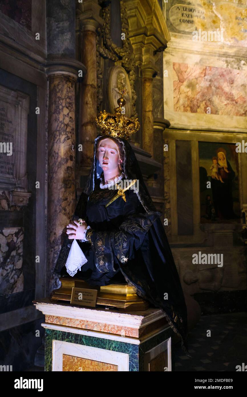 Une statue de donations, sculpture en mémoire, hommage au Monseigneur Gennaro Perrella. Avec épée en or et halo. Au Duomo, Cattedrale di Santa Maria Assu Banque D'Images