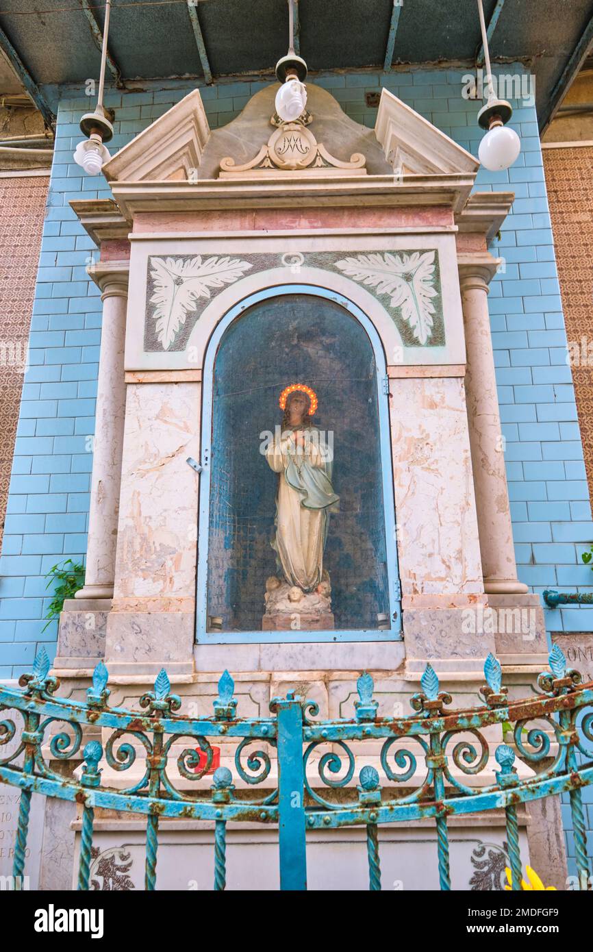 Un des nombreux petits sanctuaires de rue, catholiques, maison, mur chrétien, trouvés dans chaque quartier. Ce sanctuaire est en carreaux bleus avec une statue, icône Banque D'Images