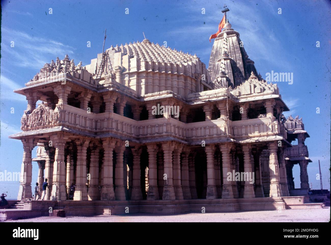 Le temple Somnath, également appelé temple Somanātha ou DEO Patan, est un temple hindou situé à Prabhas Patan, Veraval dans le Gujarat, Inde. C'est l'un des lieux de pèlerinage les plus sacrés pour les Hindous et est considéré comme le premier parmi les douze sanctuaires jyotirlinga de Shiva. Somnath est un magnifique temple situé à Sagar Kant de Saurashtra dans l'état du Gujarat. L'un des 12 saints Jyotirlinga du Seigneur Shiva est à Jyotirlinga ici, dans Somnath. Somnath est également mentionné dans Rigveda. Banque D'Images