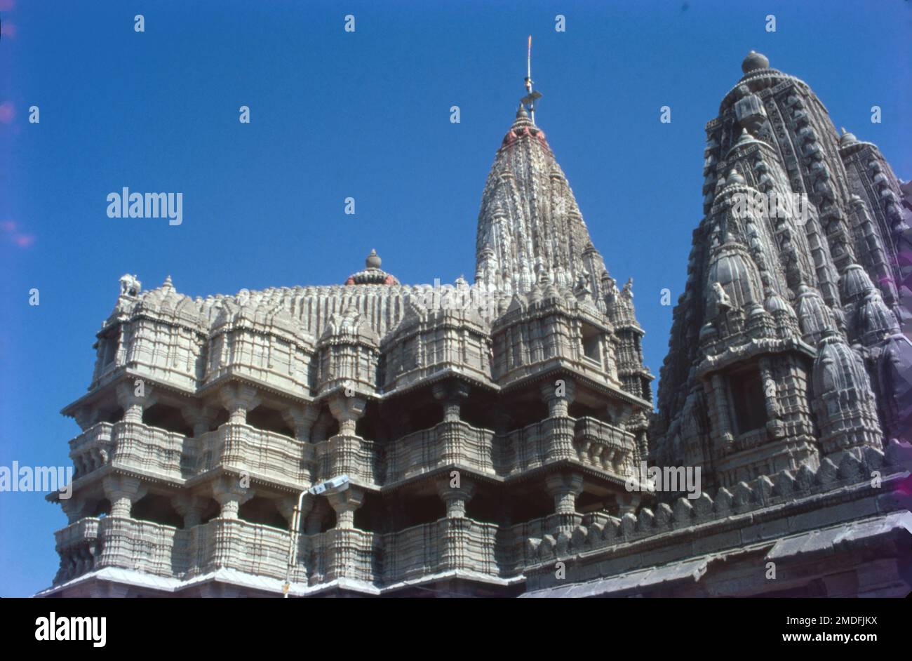 Le temple de Dwarkadhish, l'un des pèlerinages de Char Dham, est situé dans la ville de Dwarka dans le Gujarat. Dwarka se trouve sur les rives de la rivière Gomti. Le temple de Dwarkadhish, également connu sous le nom de Jagat Mandir, est une architecture de style Chalukya, dédiée à Lord Krishna. Banque D'Images