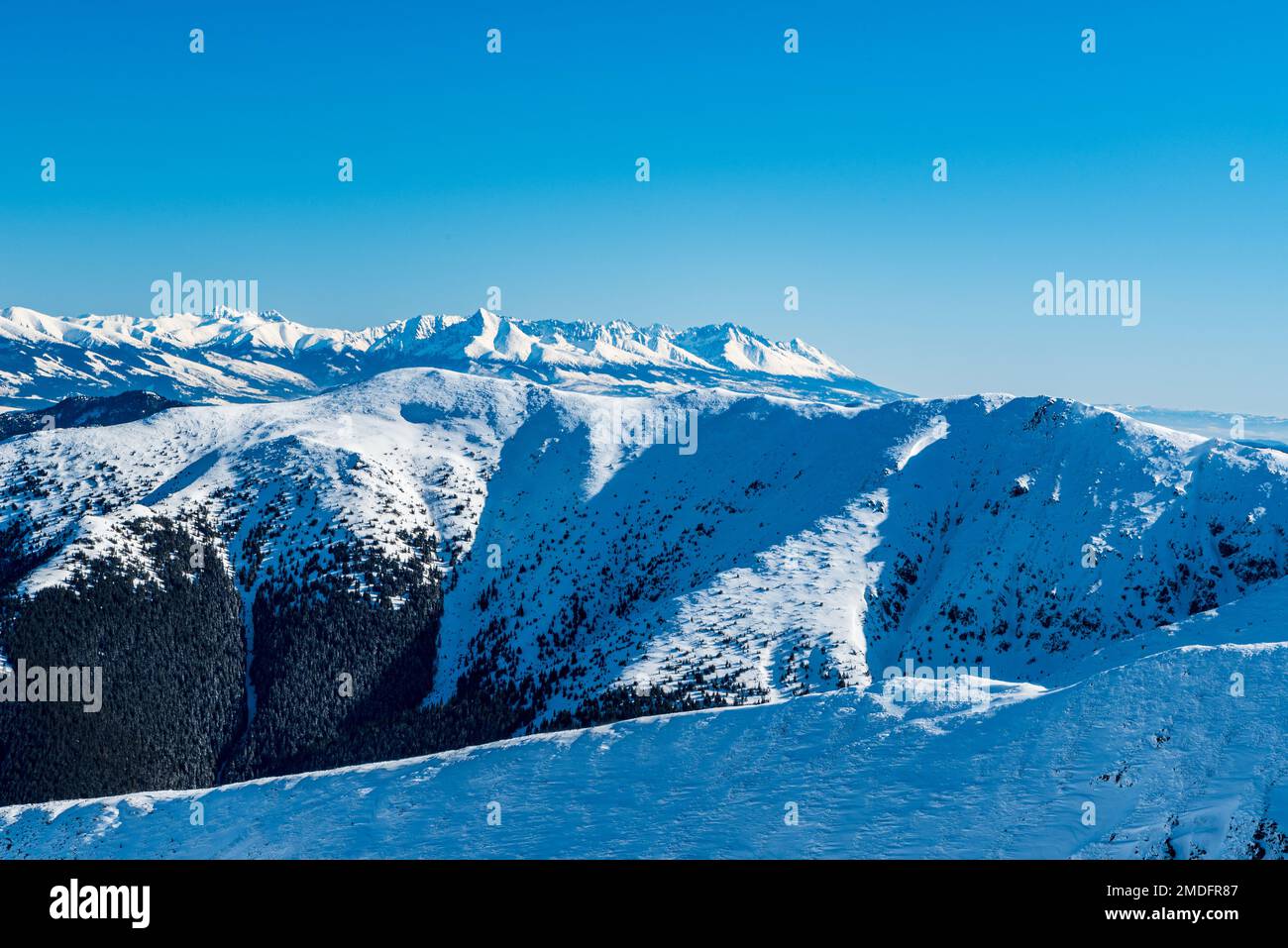 Partie la plus à l'ouest des Tatras occidentaux et des Hautes Tatras de la colline de Chabenec dans les montagnes des basses Tatras en Slovaquie pendant la matinée d'hiver avec un ciel clair Banque D'Images