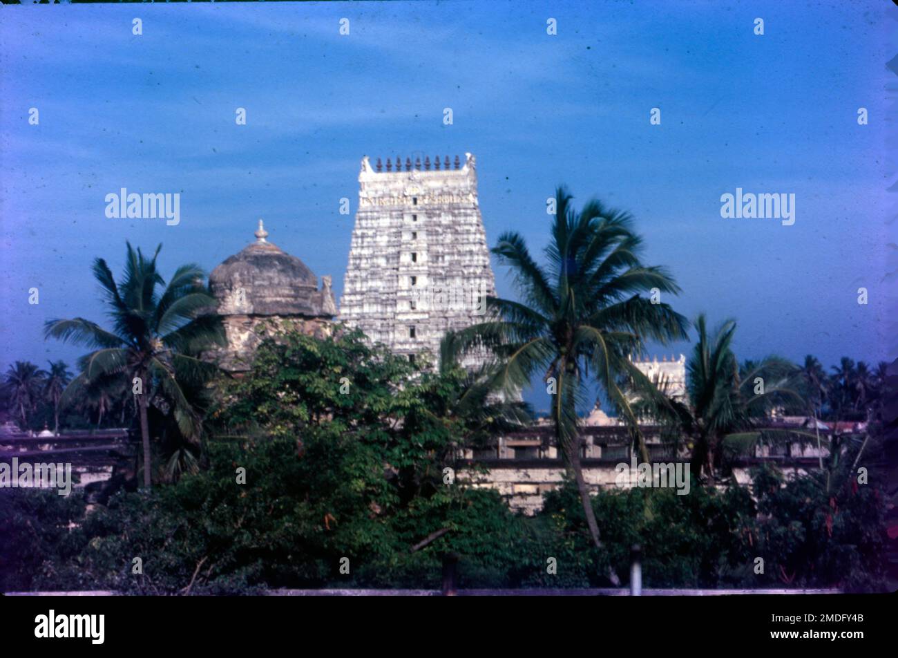 Le temple de Ramanathaswamy est un temple hindou dédié au dieu Shiva situé sur l'île de Rameswaram, dans l'État du Tamil Nadu, en Inde. Le temple de Rameshwaram est réputé pour faire partie de l'un des douze Jyotirlinga (lingam de lumière) de Lord Shiva en Inde. Banque D'Images