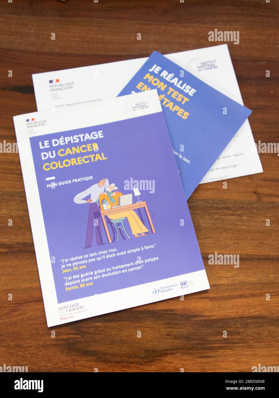 Bordeaux , Aquitaine France - 01 18 2023 : Guide pratique du test autonome à domicile Dépistage du cancer colorectal kit d'échantillons avec sac an Banque D'Images