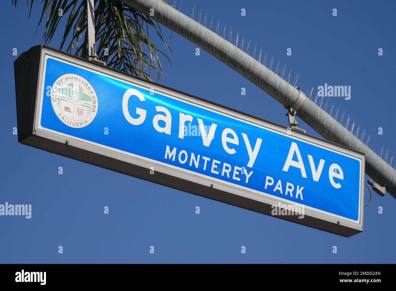 Un panneau de rue Garvey Avenue à Monterey Park, Calif, dimanche 22 janvier 2023. Une fusillade de masse a eu lieu dans un club de danse dans la rue après une célébration du nouvel an lunaire, déclenchant une chasse à l'homme pour le suspect. Banque D'Images