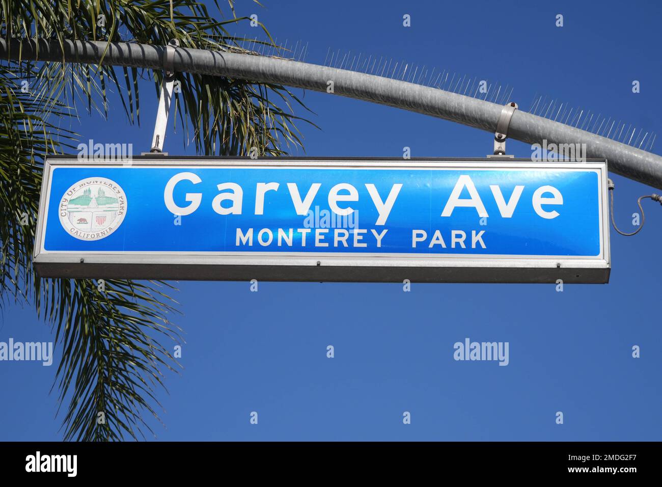 Un panneau de rue Garvey Avenue à Monterey Park, Calif, dimanche 22 janvier 2023. Une fusillade de masse a eu lieu dans un club de danse dans la rue après une célébration du nouvel an lunaire, déclenchant une chasse à l'homme pour le suspect. Banque D'Images