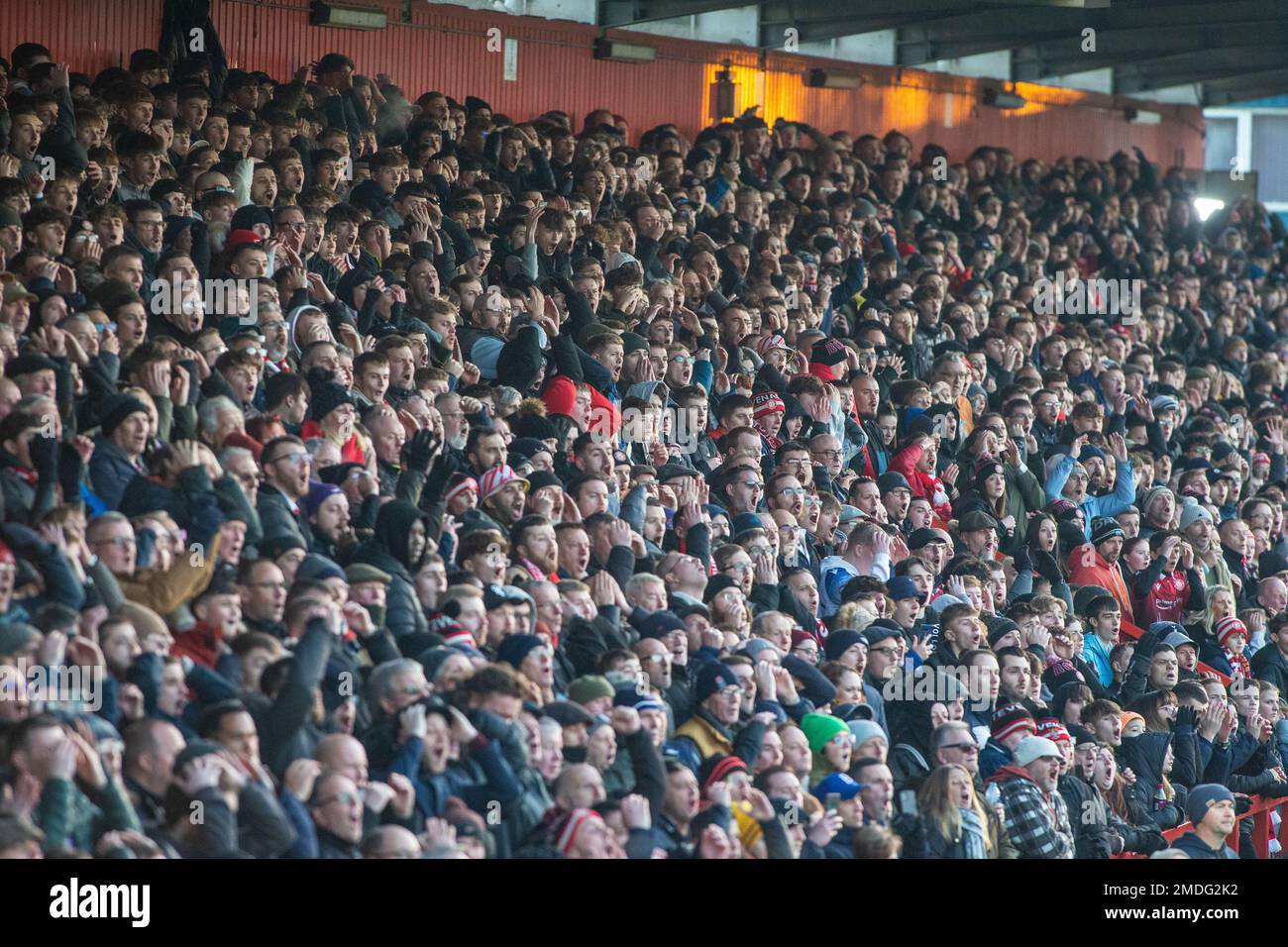 Vue générale du stade Lamex du Stevenage football Club pendant le match avec des spectateurs debout sur des terrasses. Banque D'Images