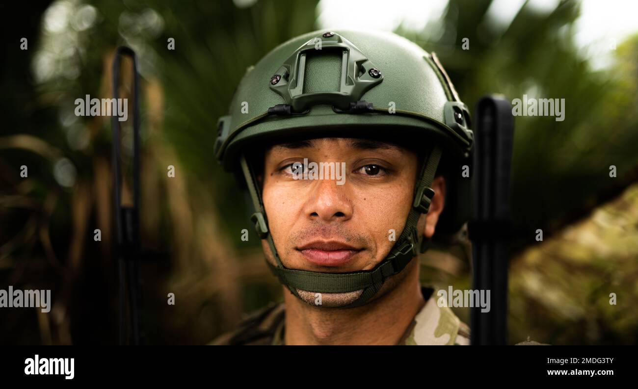 ÉTATS-UNIS Le Sgt Warner Paredes, maître de la Force aérienne, contrôleur de la circulation aérienne du 53rd Escadron de contrôle de la circulation aérienne, pose pour un portrait à l'aérodrome auxiliaire du parc Avon, Floride, 23 juillet 2022. Paredes est le chef de file senior enrôlé en charge des opérations de terrain d'aviation à Avon Park pendant Agile Flag 22-2. Il gère une équipe de cinq aviateurs multi-capables provenant de plusieurs domaines de carrière, y compris les systèmes radar et météorologique, le contrôle de la circulation aérienne et les opérations de terrain d'aviation. Banque D'Images