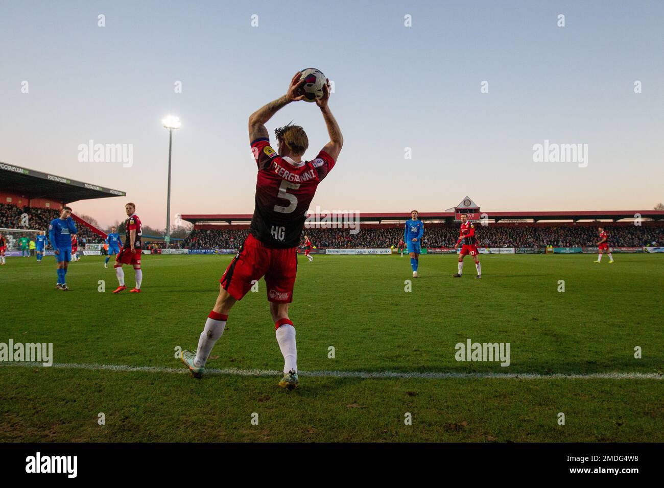 Un joueur de football qui se lance lors du match de la ligue inférieure Banque D'Images