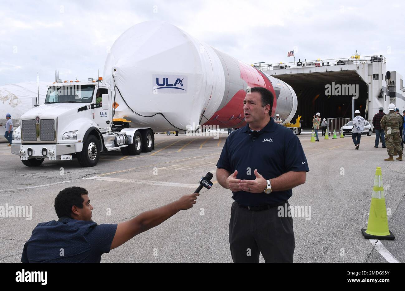 Gary Wentz, vice-président des programmes gouvernementaux et commerciaux pour United Launch Alliance, parle aux médias alors que la nouvelle fusée Vulcan Centaur arrive à la station de la Force spatiale du Cap Canaveral après avoir été déchargée d'un cargo à Cape Canaveral. La fusée est arrivée à Port Canaveral la nuit dernière après avoir été transportée de l'usine de fusées ULA à Decatur, en Alabama. Le Vulcan a été déplacé par camion dans une usine de traitement en vue de son lancement inaugural plus tard cette année. (Photo de Paul Hennessy/SOPA Images/Sipa USA) Banque D'Images