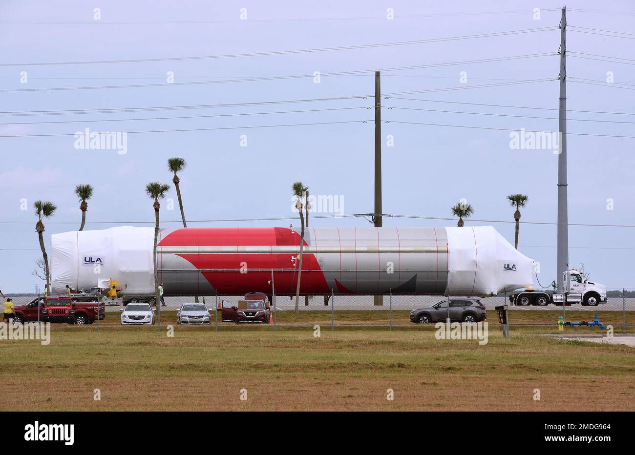 Cape Canaveral, États-Unis. 22nd janvier 2023. La nouvelle fusée de l'United Launch Alliance (ULA), le Vulcan Centaur, est transportée dans une usine de traitement après son arrivée à la station de la Force spatiale du Cap Canaveral à Cape Canaveral. La fusée est arrivée à Port Canaveral la nuit dernière par un cargo de l'usine de fusées ULA à Decatur, en Alabama. Le Vulcan fera son lancement inaugural plus tard cette année. (Photo de Paul Hennessy/SOPA Images/Sipa USA) crédit: SIPA USA/Alay Live News Banque D'Images