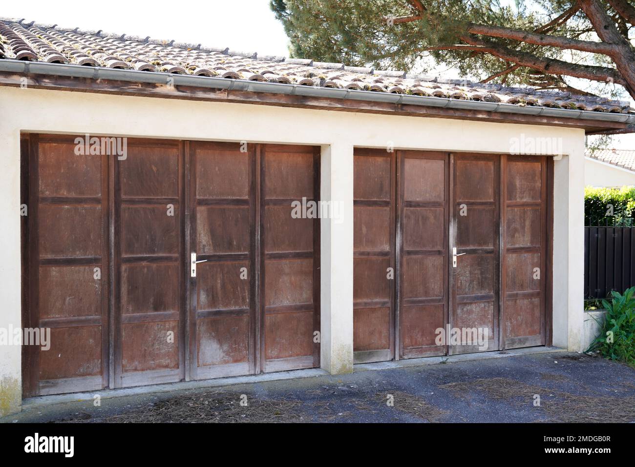 double vieux garage porte en bois Banque D'Images