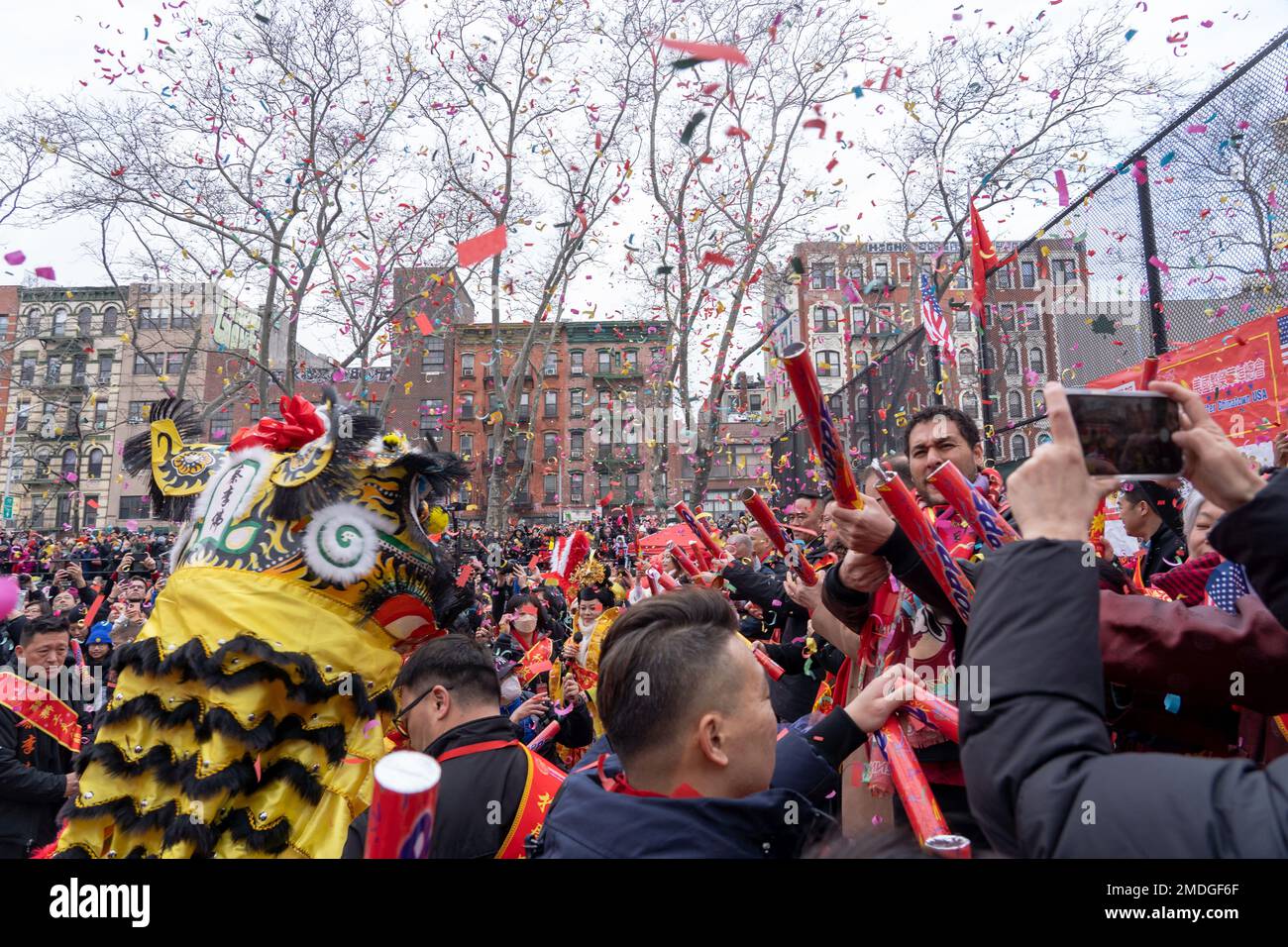 NEW YORK, NEW YORK - JANVIER 22 : fêtards pop confetti au meilleur quartier chinois la nouvelle année lunaire de l'ouverture du lapin Firecracker cérémonie et festival de la culture à Chinatown sur 22 janvier 2023 dans la ville de New York. Crédit : Ron Adar/Alay Live News Banque D'Images