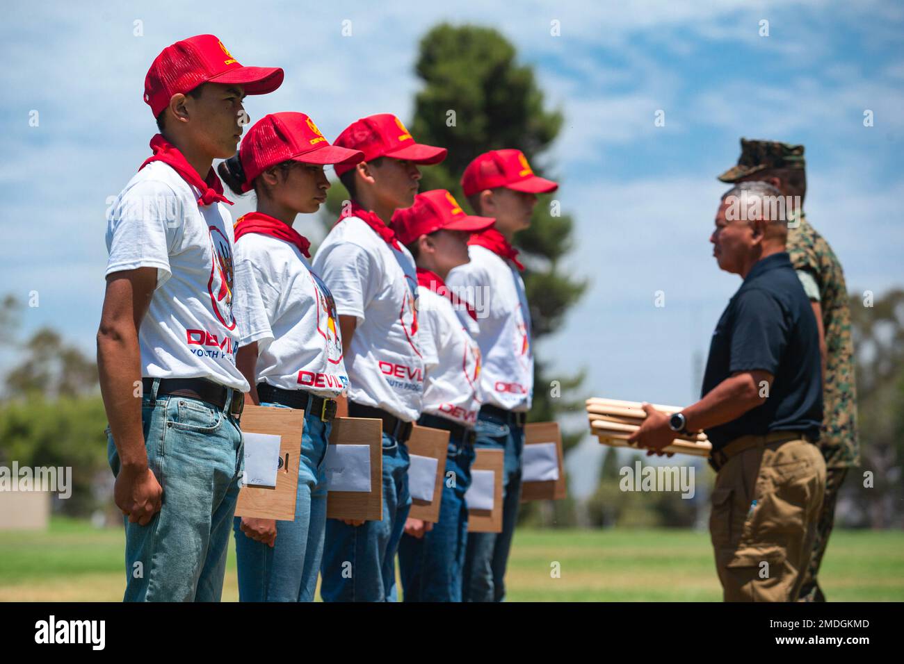 Les cinq pour cent des meilleurs interprètes de forme physique reçoivent un prix lors de la deuxième augmentation de la remise des diplômes du programme Devil Pups Youth for America au pont de parade de la zone 11 sur le camp de base du corps des Marines Pendleton, Californie, 23 juillet 2022. La mission de Devil Pups est de défier, d'éduquer et d'aider les jeunes garçons et filles de tous les milieux à apprendre l'autonomie et la responsabilité. Le programme Devil Pups est en cours depuis 1954. Banque D'Images