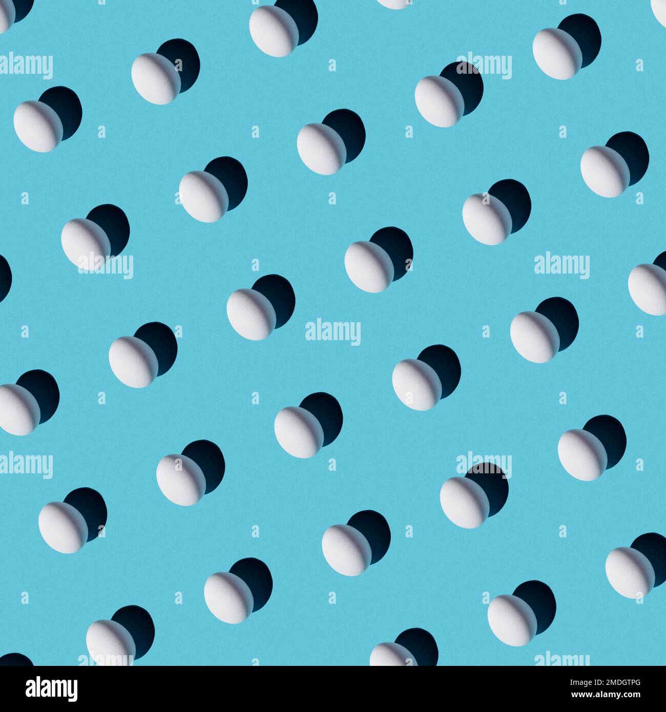 Motif œufs blancs de poulet sur fond bleu. Fond de Pâques festif des œufs Banque D'Images