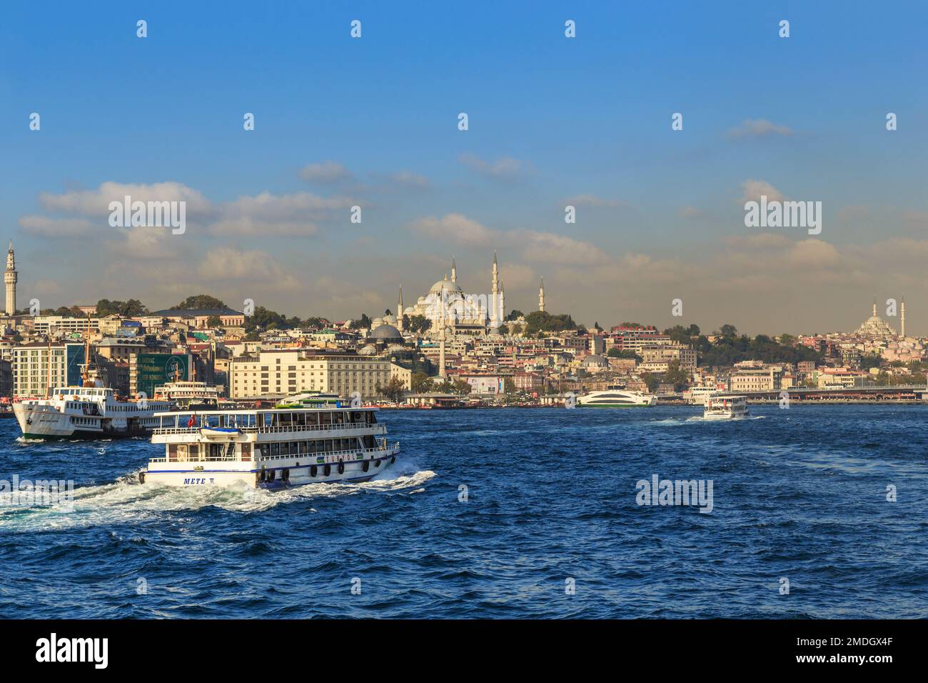 ISTAMBUL, TURQUIE - 15 SEPTEMBRE 2017 : c'est une vue sur le quartier historique de Fatih depuis la Corne d'Or. Banque D'Images