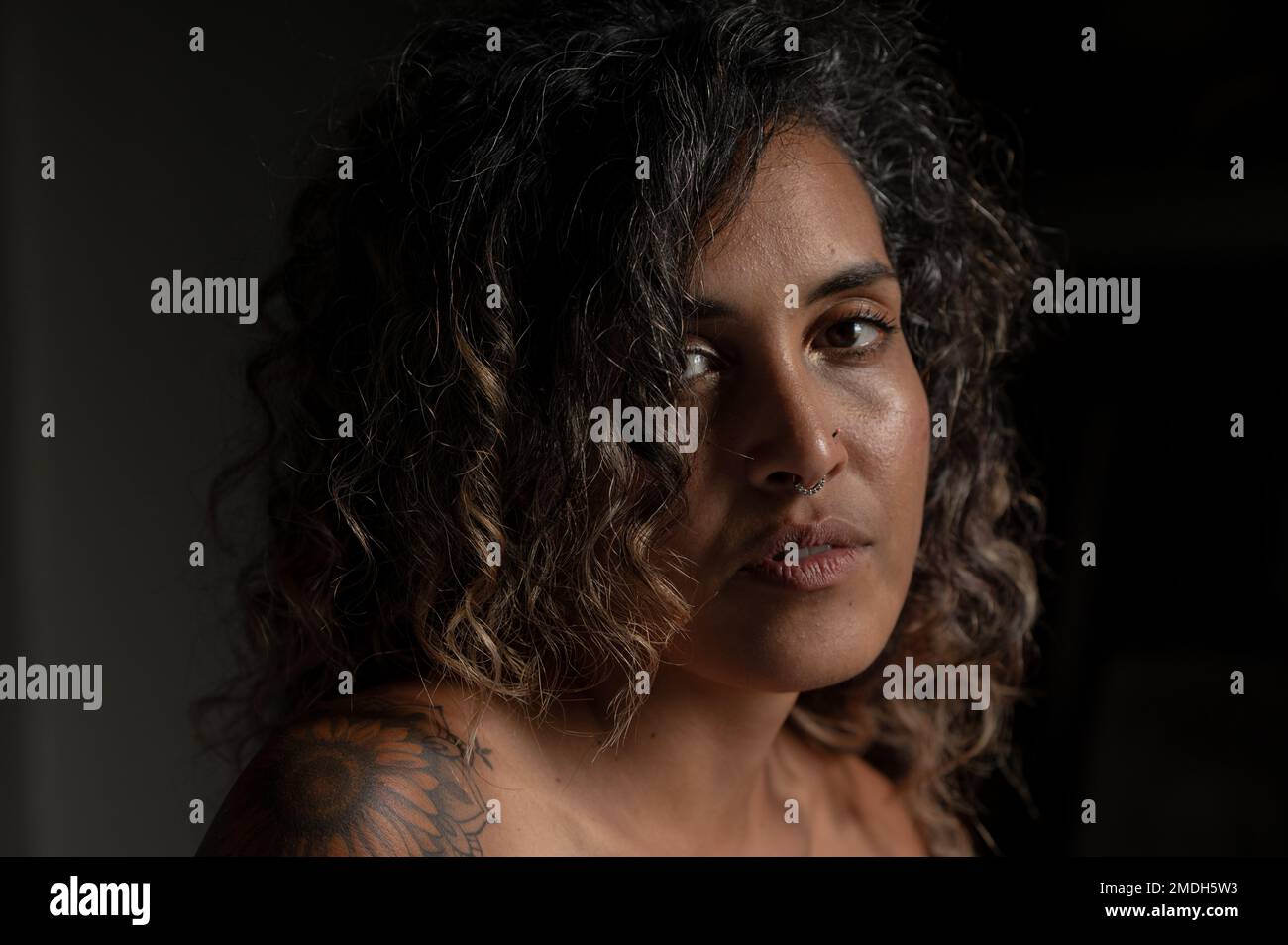 Gros plan portrait d'une femme prise la nuit Banque D'Images