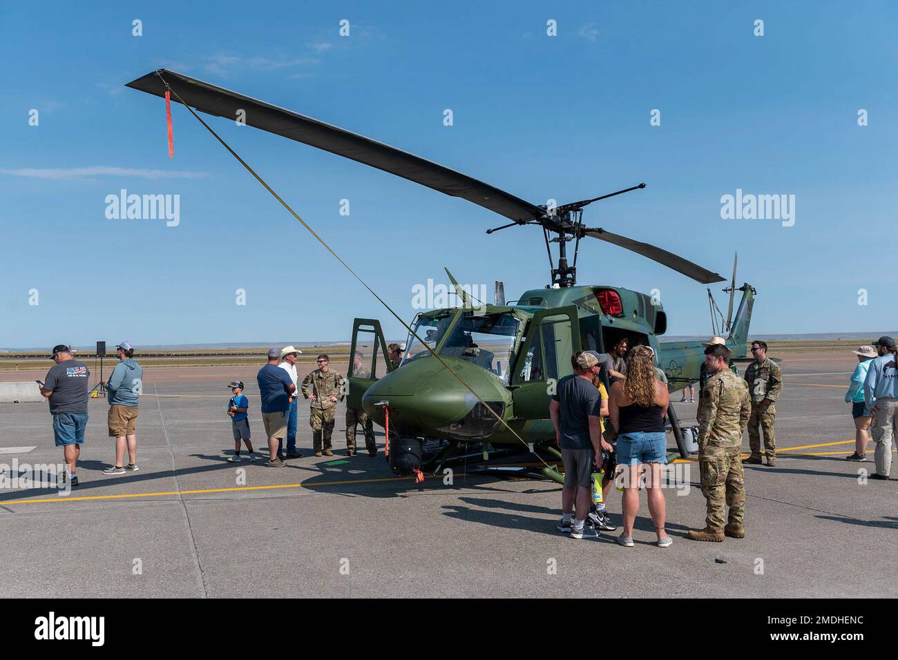 Les membres de la communauté locale voient un Bell UH-1N Twin « Huey » de l'exposition statique du 40th Helicopter Squadron pendant le « vol au-dessus des chutes » de la Maison militaire du Montana à la base de la Garde nationale aérienne du Montana, à Great Falls, Montana, 24 juillet 2022. États-Unis Air Force emploie UH-1ns pour accomplir sa mission de missiles balistiques intercontinentaux, fournissant un hélicoptère utilitaire pour le transport entre les bases et les complexes de missiles. Banque D'Images