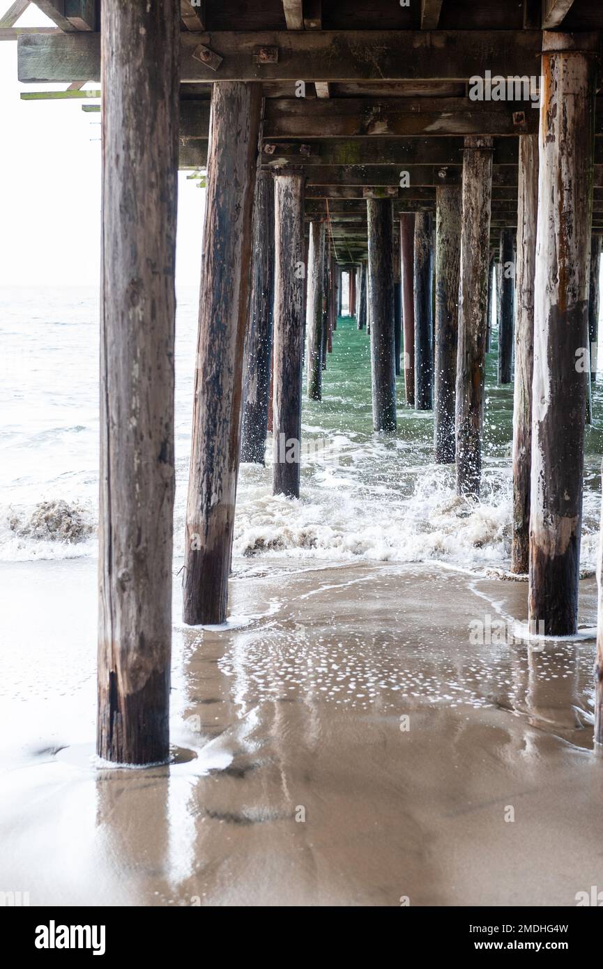 Plan extérieur de la structure de support en bois qui porte le quai Sea Cliff près d'Aptos, Californie. Banque D'Images