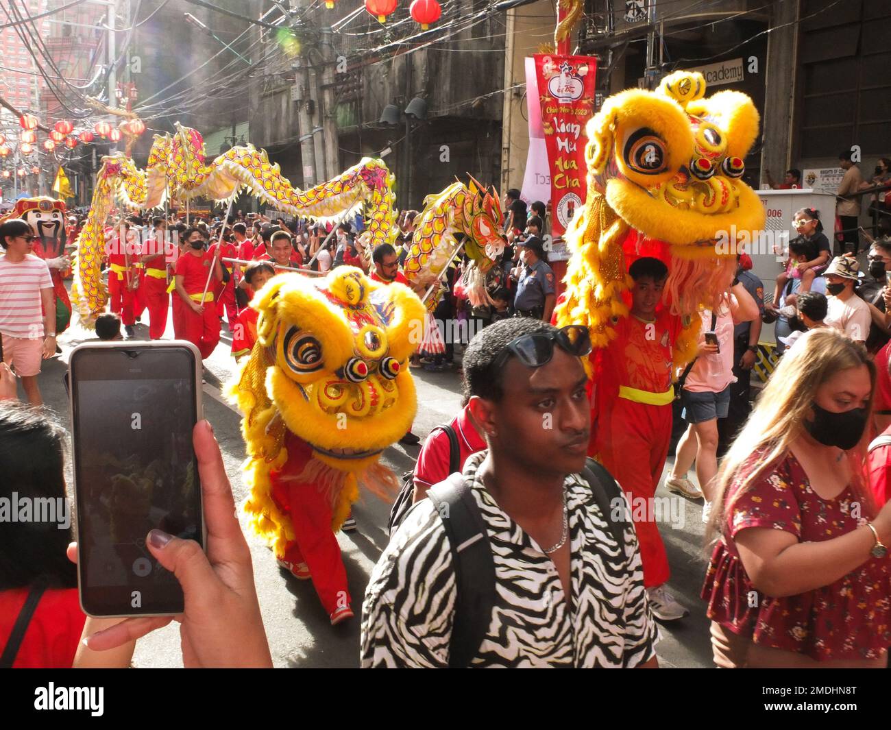 Manille, Philippines. 22nd janvier 2023. Des danseurs de dragon se joignent à la grande parade de Chinatown. Après deux ans d'absence à cause de la pandémie COVID-19, la communauté sino-philippine, les Philippins purs du pays ainsi que les étrangers qui visitent le pays peuvent maintenant profiter des festivités du nouvel an lunaire ici à Binondo ou dans le quartier chinois de Manille aux Philippines. Crédit : SOPA Images Limited/Alamy Live News Banque D'Images