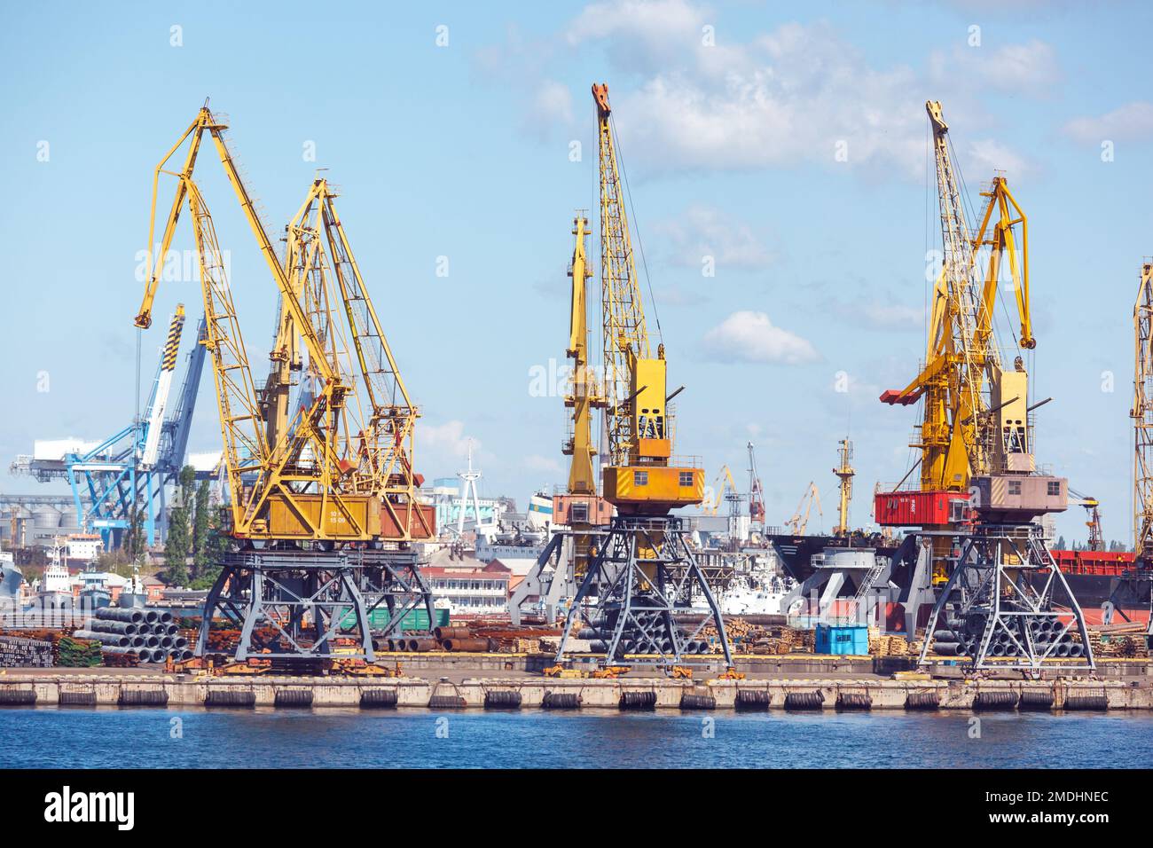 Grues de port lourdes dans le port de cargaison. Odesa, Ukraine. Banque D'Images