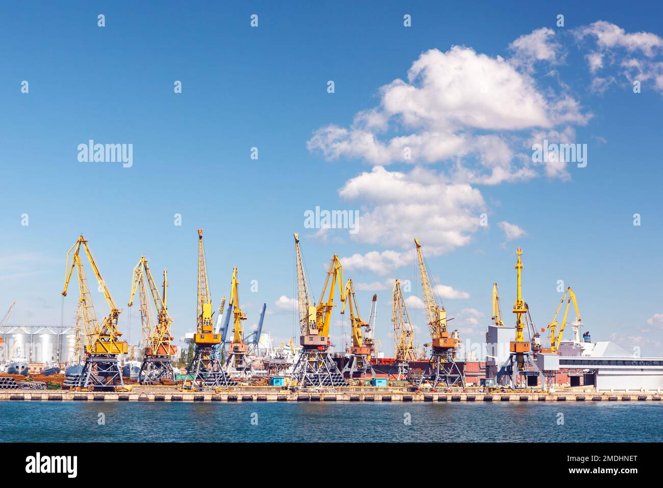 Grues de port lourdes dans le port de cargaison. Odesa, Ukraine. Banque D'Images