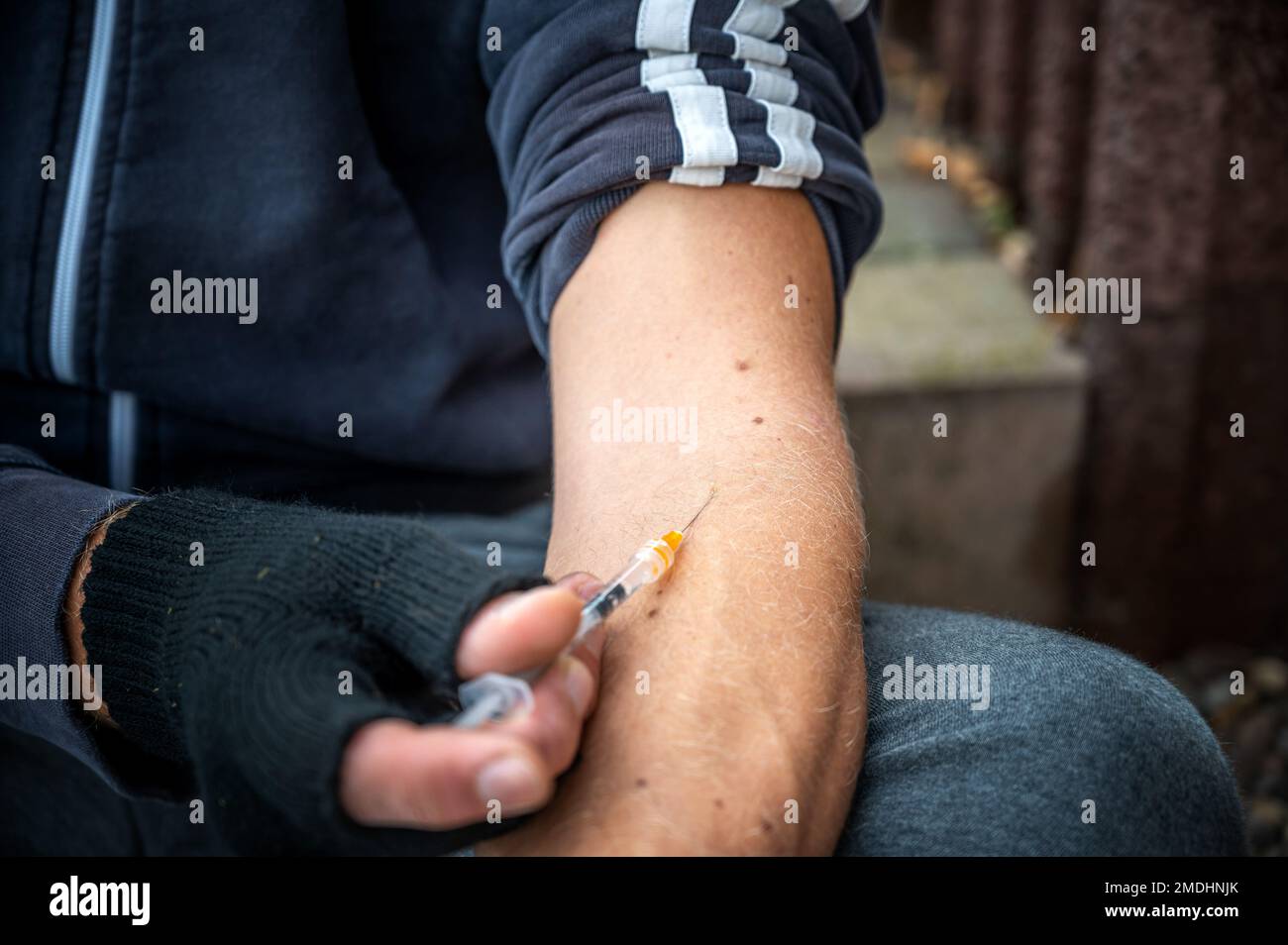 Utilisation intraveineuse d'héroïne chez une personne sans domicile Banque D'Images