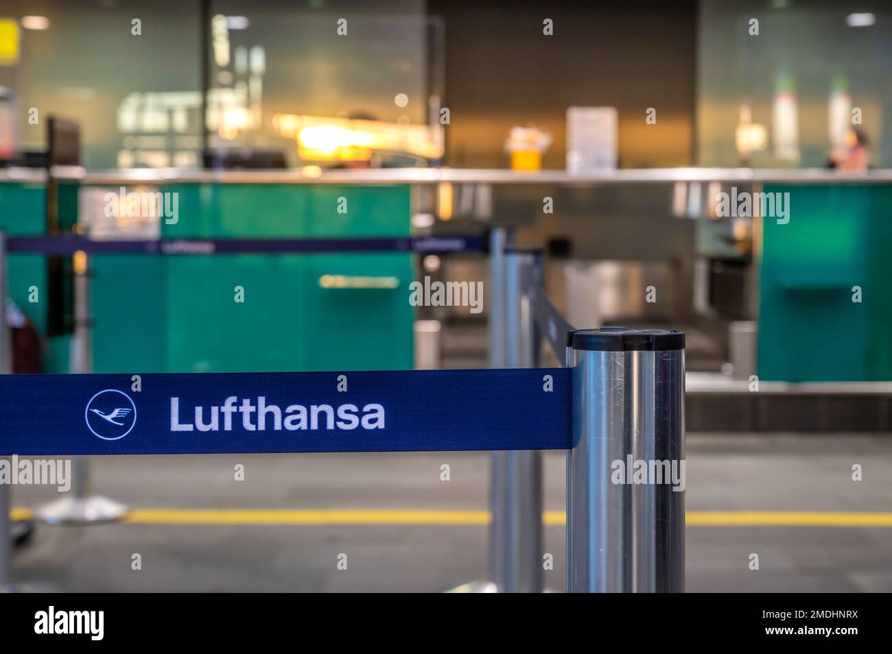 Comptoir Lufthansa fermé dans la zone d'enregistrement d'un aéroport - Leipzig, Allemagne, 23.10.2022 Banque D'Images