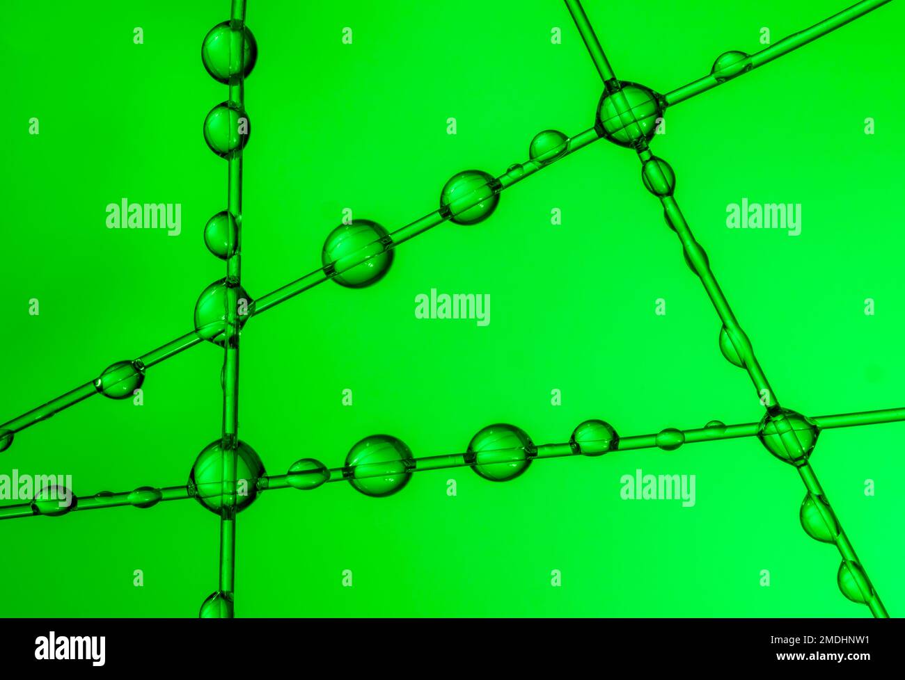 Motifs et couleurs créés par le réfractage à la lumière dans les gouttelettes d'eau Banque D'Images