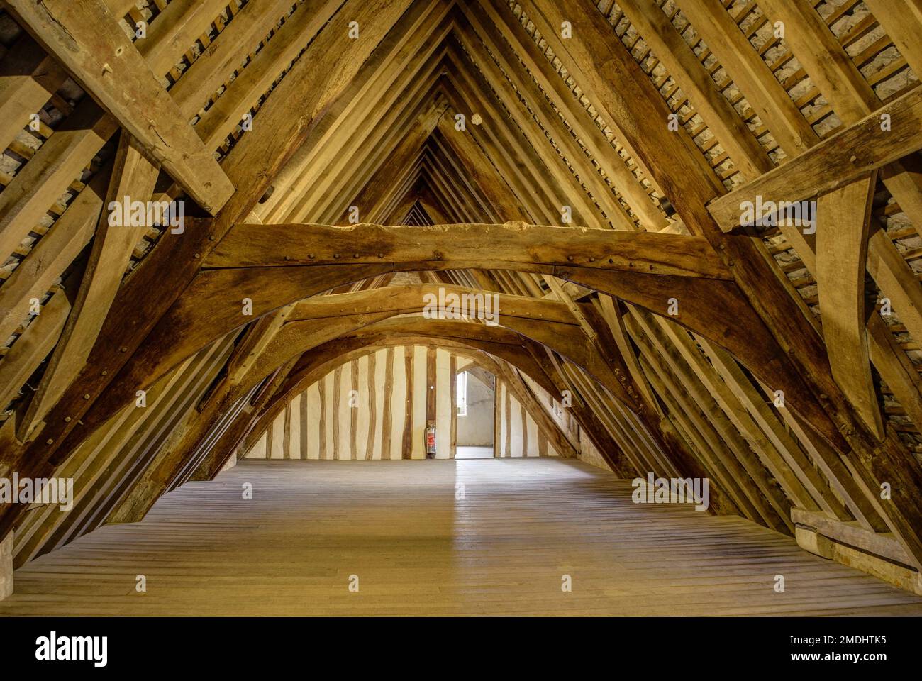 À l'intérieur du grenier avec ses poutres de toit historiques, Lyddington Bede House, Leicestershire, Royaume-Uni Banque D'Images