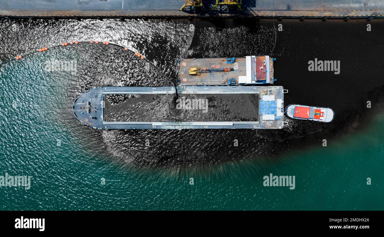 Pompage de l'huile vers le navire en vrac. Fuite d'huile du navire , pollution par les déversements d'hydrocarbures pollution des eaux de surface polluée à la suite d'activités humaines. industriel Banque D'Images