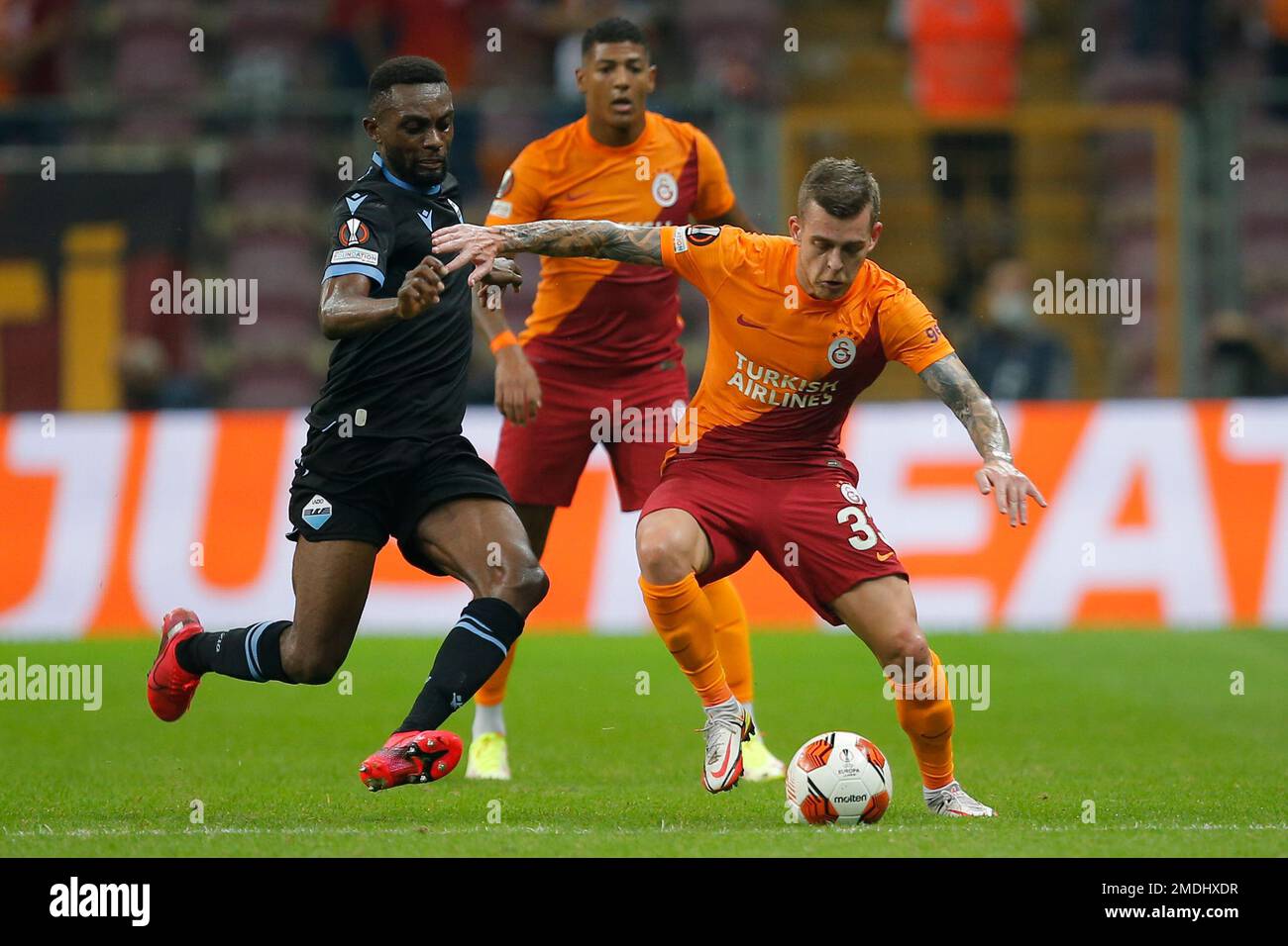 Galatasaray's Alexandru Cicaldau right, is challenged by Lazio's Jean-Daniel Akpa Akpro during the Europa League Group E soccer match between Galatasaray and Lazio in Istanbul, Turkey, Thursday, Sept. 16, 2021. (AP Photo) Galatasaray's Alexandru Cicaldau Banque D'Images