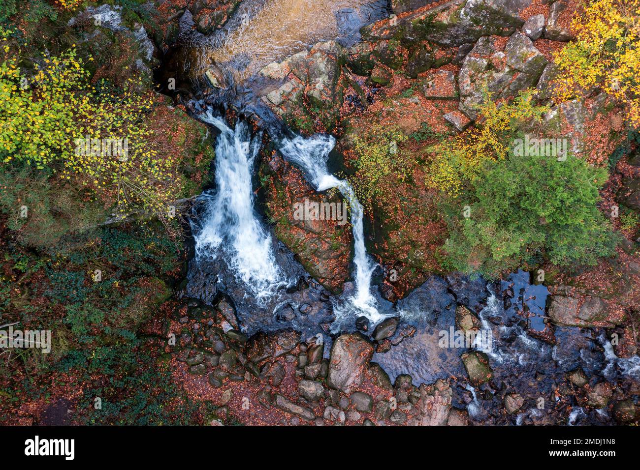 La petite cascade de Tendon vue aérienne, France, Vosges, automne. Banque D'Images