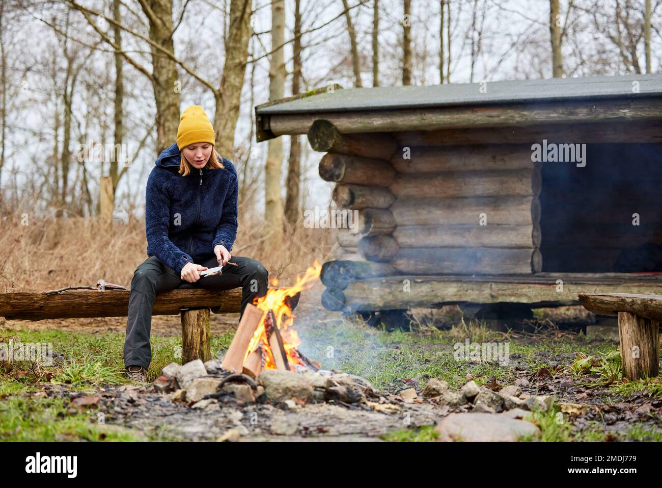 Jeune femme campant à l'extérieur dans la nature Banque D'Images